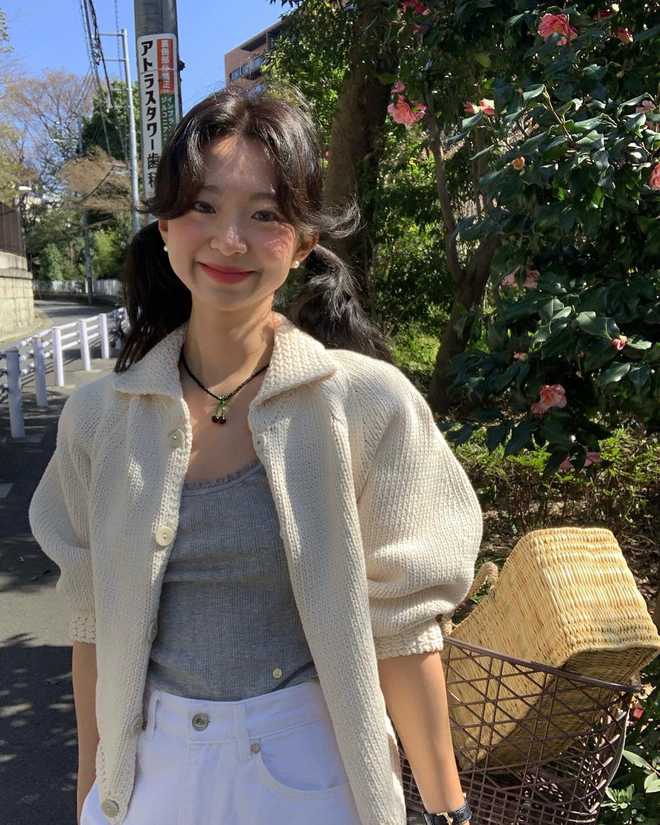 学韩国时尚达人的3套穿搭松弛又高级！开元棋牌app春天戴珍珠耳环好浪漫！(图2)