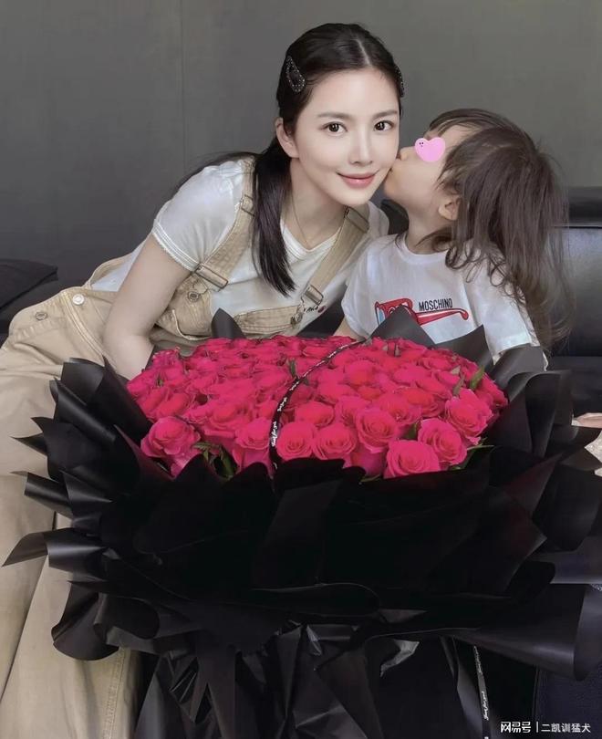 玫瑰女儿亲手做花瓶献给妈妈开元棋牌王灿母亲节收99朵(图2)