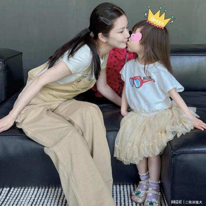 玫瑰女儿亲手做花瓶献给妈妈开元棋牌王灿母亲节收99朵(图4)