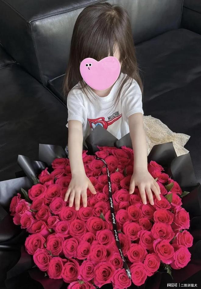 玫瑰女儿亲手做花瓶献给妈妈开元棋牌王灿母亲节收99朵(图5)