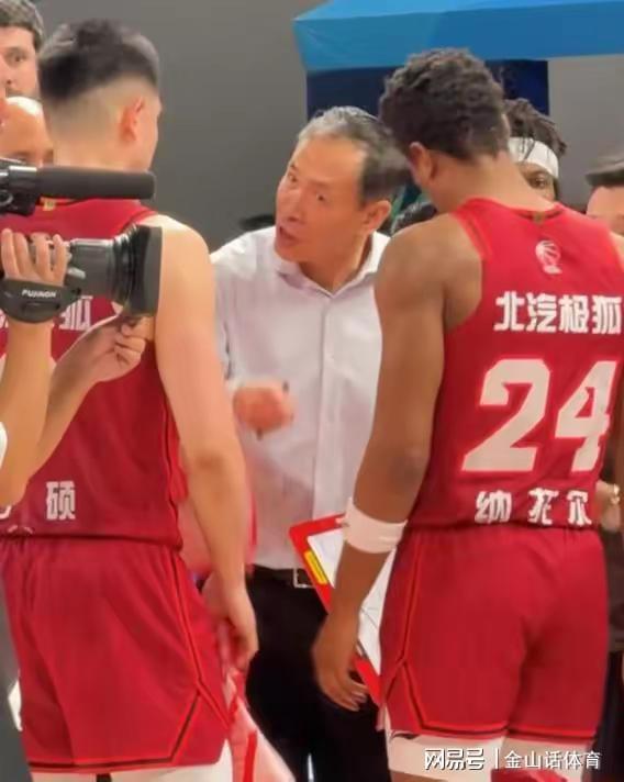 执6成球迷提前离场许帅不满球队表现开元棋牌试玩人心散了！方硕与教练争(图2)