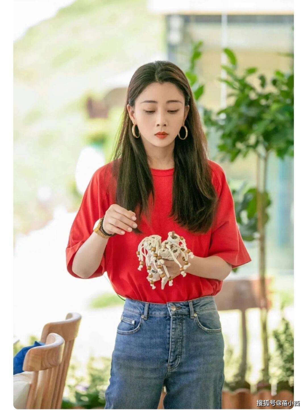 很值得中年女性借鉴时尚、优雅还减龄开元棋牌被45岁殷桃的穿搭惊艳到!(图2) 很值得中年女性借鉴时尚、优雅还减龄开元棋牌被45岁殷桃的穿搭惊艳到!(图2)