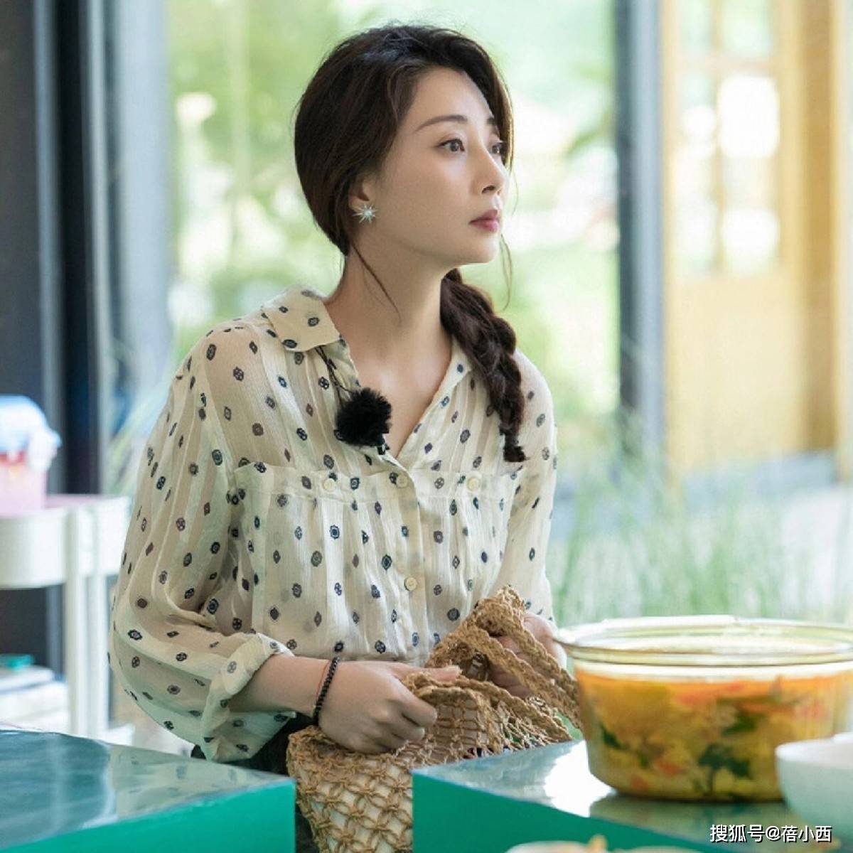 很值得中年女性借鉴时尚、优雅还减龄开元棋牌被45岁殷桃的穿搭惊艳到!(图4) 很值得中年女性借鉴时尚、优雅还减龄开元棋牌被45岁殷桃的穿搭惊艳到!(图4)