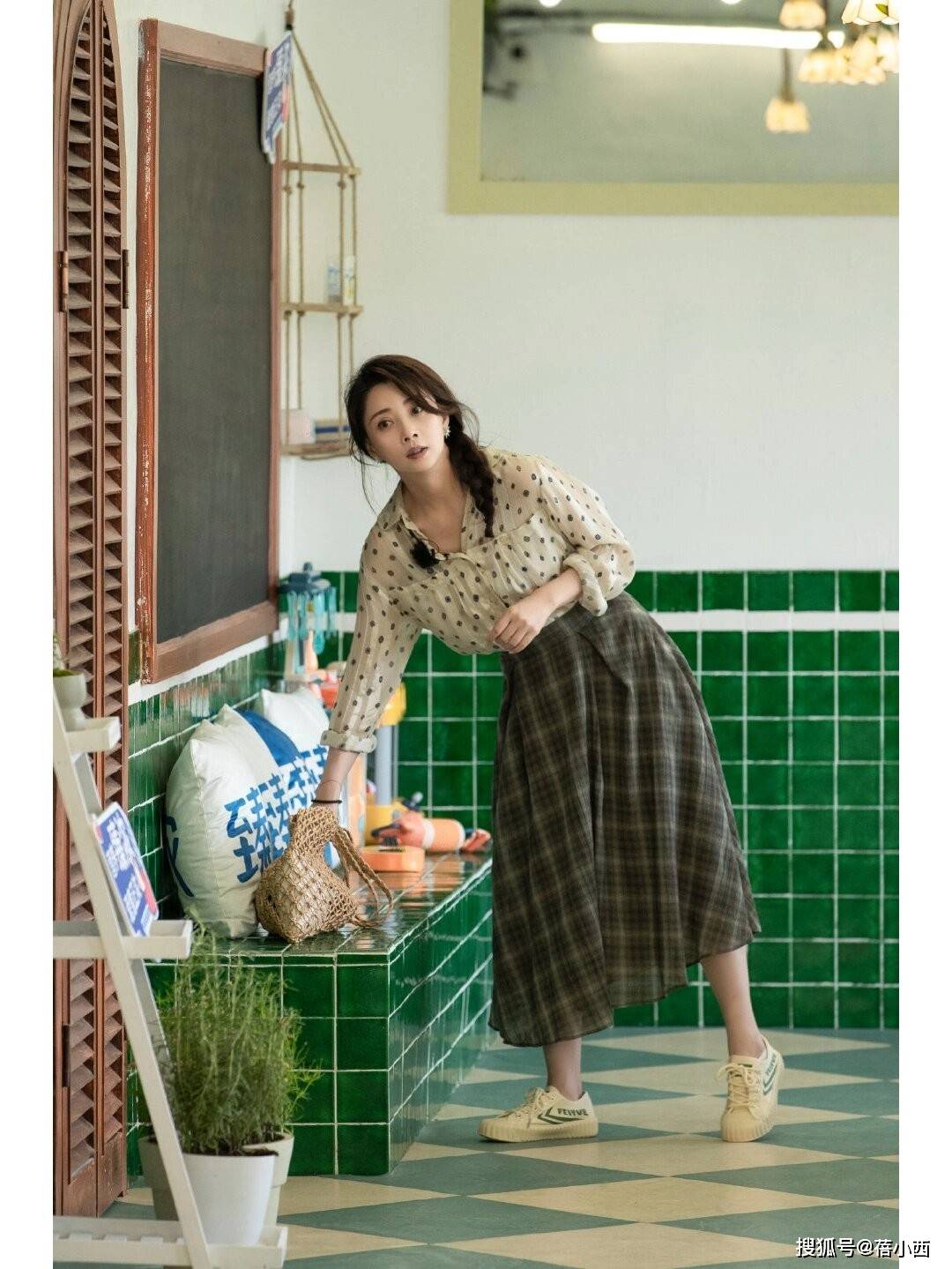 很值得中年女性借鉴时尚、优雅还减龄开元棋牌被45岁殷桃的穿搭惊艳到!(图6) 很值得中年女性借鉴时尚、优雅还减龄开元棋牌被45岁殷桃的穿搭惊艳到!(图6)