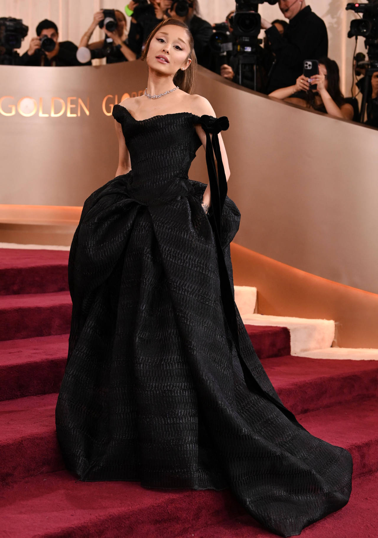 伯茨深V长裙复古典雅···金球红毯是真华丽！开元棋牌Lisa穿性感透视裙、影后茱莉亚罗(图10)