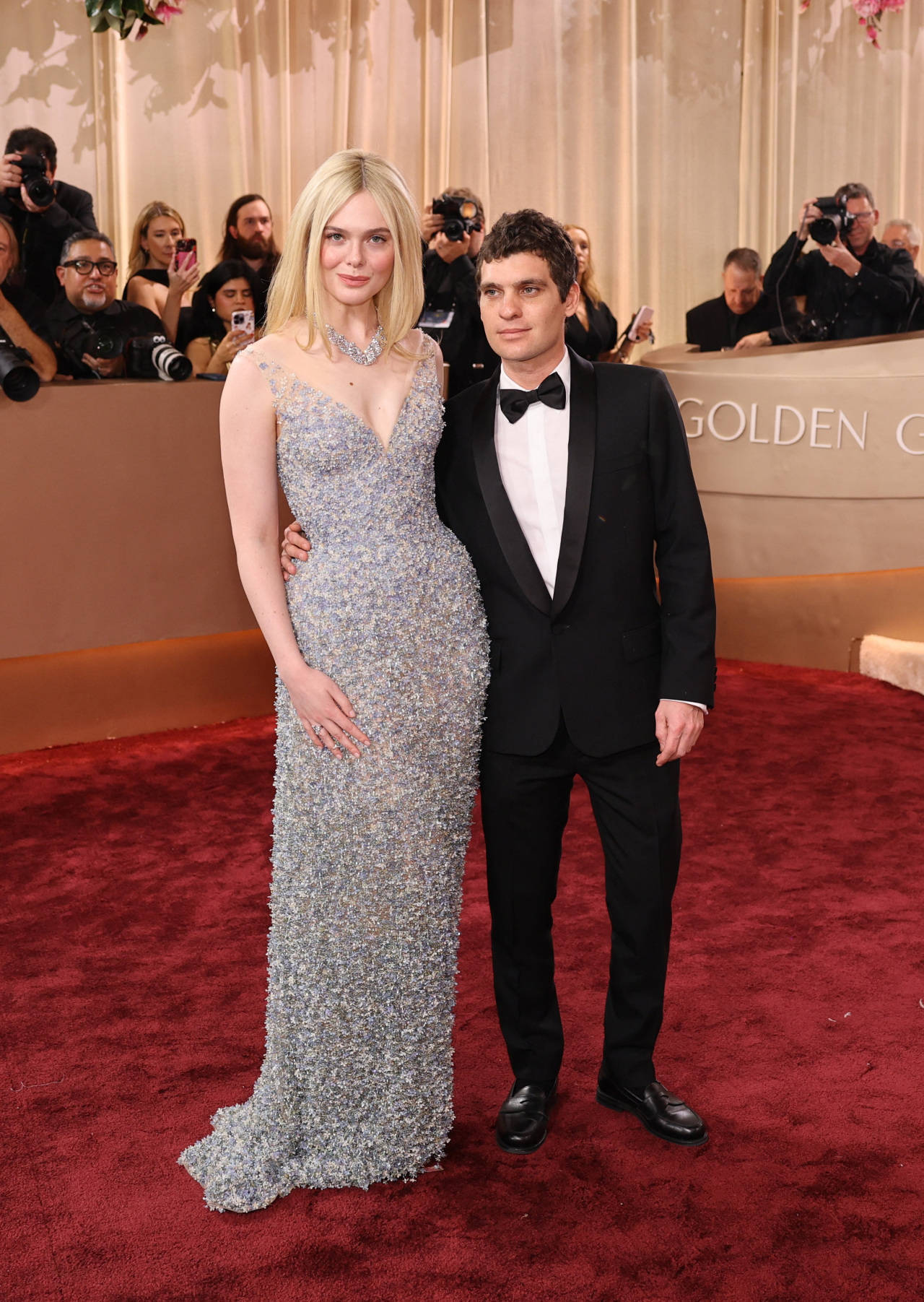 伯茨深V长裙复古典雅···金球红毯是真华丽！开元棋牌Lisa穿性感透视裙、影后茱莉亚罗(图15)